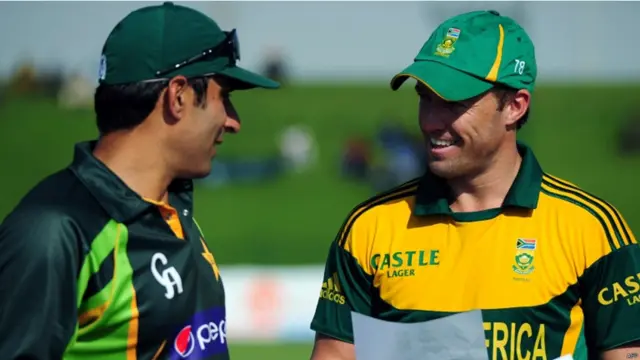 میچ سے قبل دونوں کپتان ٹیموں کی فہرستوں کا تبادلہ کرتے ہوئے۔ اس میچ میں پاکستان نے ٹیم میں ایک اور جنوبی افریقہ نے تین تبدیلیاں کی ہیں۔