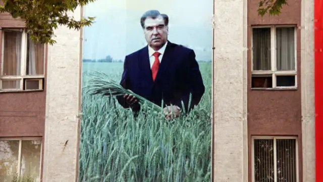 Тожикистоннинг ҳамма жойида Имомали Раҳмоннинг улкан суратларига кўзингиз тушади.