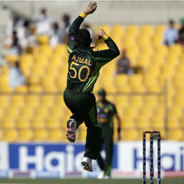 سعید اجمل نے اپنے دوسرے سپیل میں ابراہم ڈی ویلیئرز کی اہم وکٹ لی۔