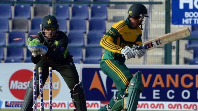 جنوبی افریقہ کے دوسرے اوپنر کوئنٹن ڈی کاک شاہد آفریدی کی بولنگ پر عمر اکمل کے ہاتھوں سٹمپ آؤٹ ہوئے۔