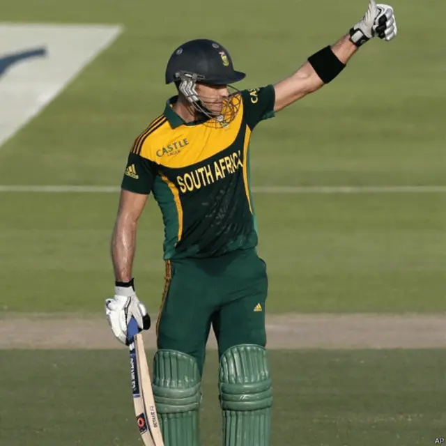 فاف ڈوپلیسی نے نصف سنچری مکمل کی اور 55 رنز بنا کر شاہد آفریدی کا دوسرا شکار بنے۔