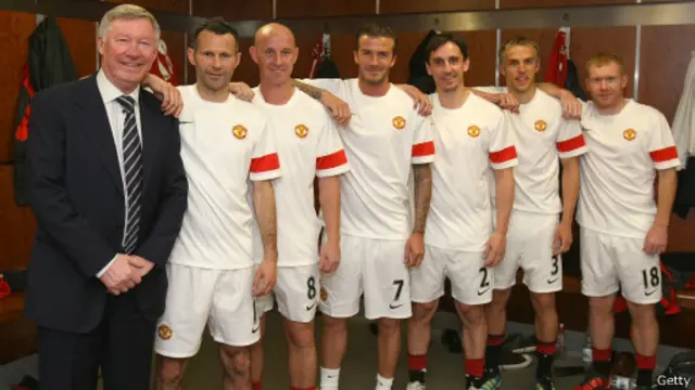 2011年合影；左起：弗格森、吉格斯、巴特、贝克汉姆、盖瑞·内维尔、菲尔·内维尔和斯科尔斯。