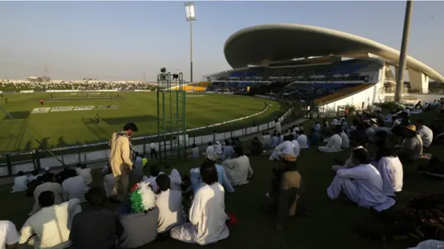 چُھٹی نہ ہونے کی وجہ پہلی اننگز میں سٹیڈیم میں زیادہ تماشائی موجود نہ تھے۔