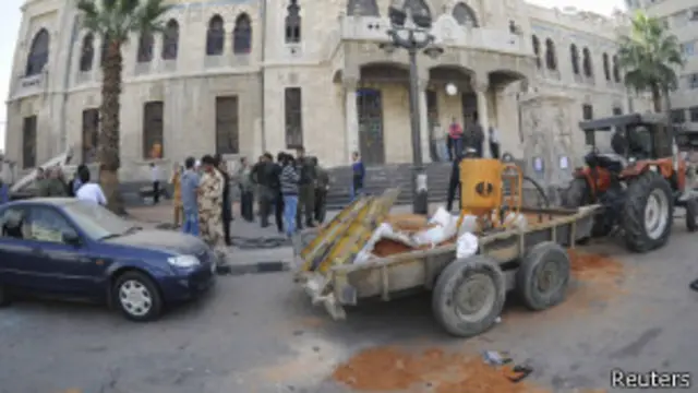 از زمان شروع درگیری‌ها در سال ۲۰۱۱ بیش از یکصد هزار نفر در سوریه کشته شده‌اند