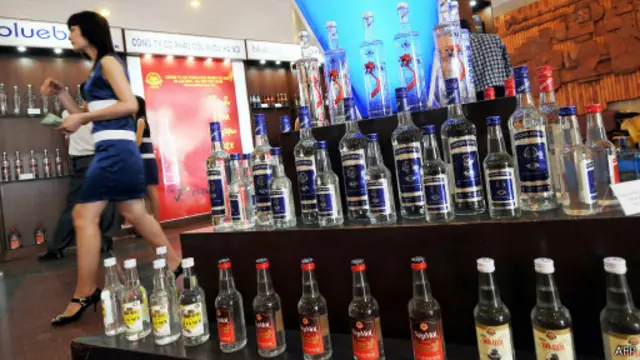 Rượu ở Việt Nam được bán với giá rẻ và quảng bá khá rộng rãi