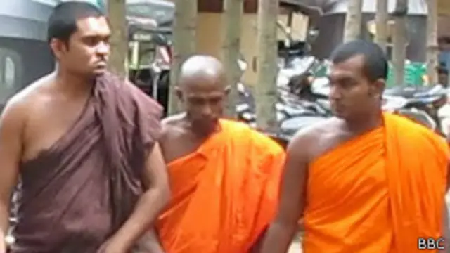 பிணை வழங்கப்பட்டுள்ள பிக்கு கல்யானதிஸ்ஸ தேரர்(நடுவில்)