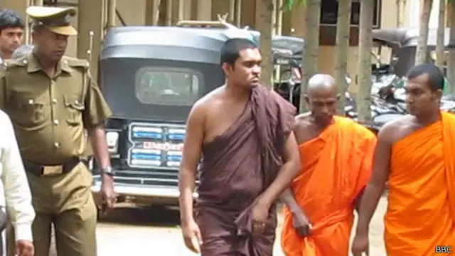 ඇටඹගස්කඩ කල්යාණතිස්ස හිමියෝ(මැද) උසාවි භූමියේදී