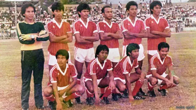 Indra Sjafri (berdiri, nomor tiga dari kiri) saat memperkuat klub PSP Padang (1986-1991).