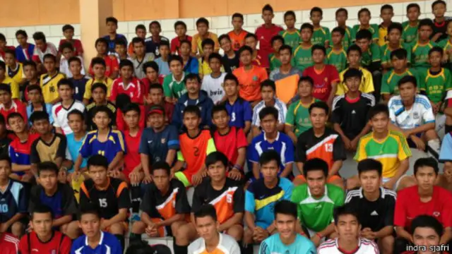 Indra Sjafri bersama para pemain muda dari Bengkulu yang akan diseleksi.