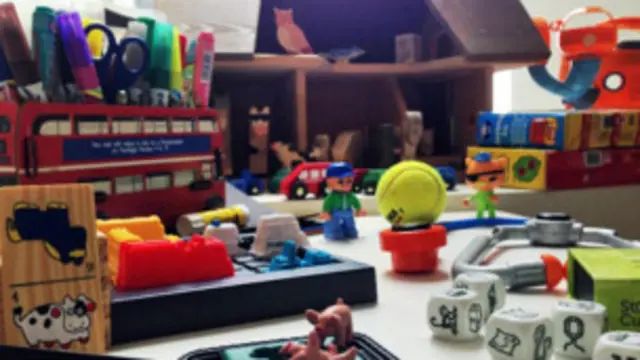 ज़ोवेन फर्निश के घर में खिलौने