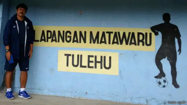 Indra Sjafri di sebuah stadion di Ambon, di sela-sela seleksi pemain timnas U-19.