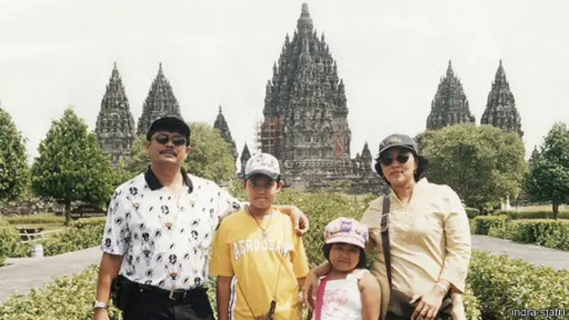 Indra Sjafri bersama istri dan dua anaknya (2005).