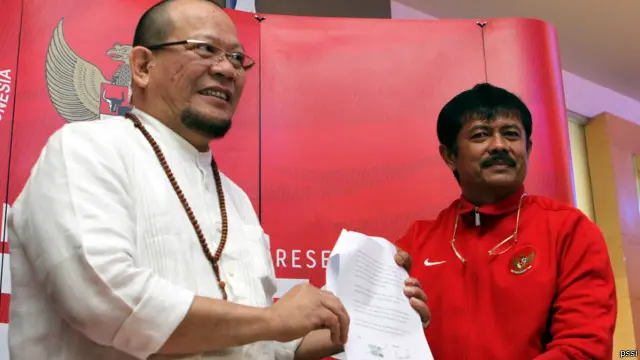 Kemenpora tidak mengakui kepengurusan baru PSSI dibawah kepemimpinan La Nyalla Mattalitti (kiri).