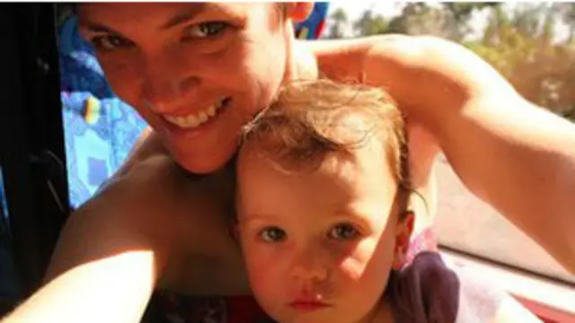 BBC记者莫里斯带着两岁大的女儿前往斐济和中国调查父母如何照看孩子