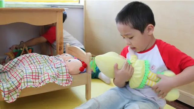 د ماشوم ماغزه لکه د سپنج وګڼئ چې د شاوخوا چاپېریال هر څه جذبولی شي.