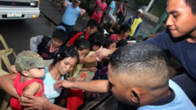 طوفان کے پیش نظر ہزاروں لوگوں کو منتقل کیا گیا ہے