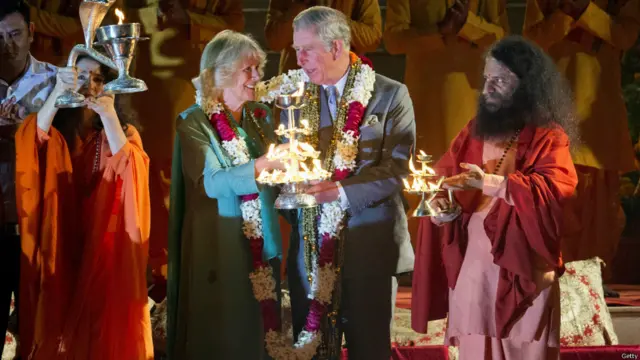 प्रिंस चार्ल्स और डचेस ऑफ़ कार्नवाल कैमिला ने ख़ुद ऋषिकेश में गंगा आरती की. 