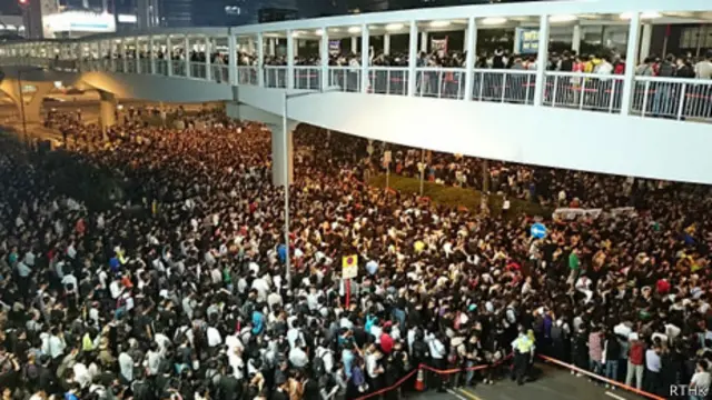 香港市民在政府總部集會聲援香港電視網絡員工(香港電台圖片6/11/2013)