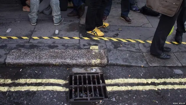 पीली रेखाँ