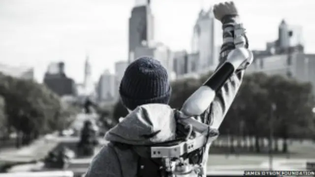 اس ہاتھ کی مدد سے لوگ اپنے کام کے دوران بھاری اشیا اٹھا سکتے ہیں