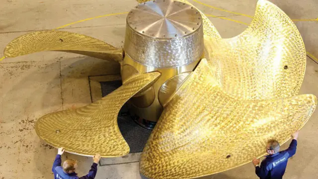 Один из гребных винтов авианосца