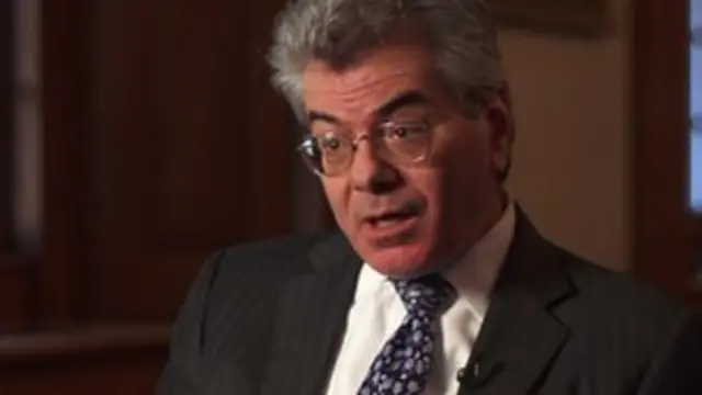 گری سیمور مشاور رئیس جمهوری آمریکا در زمینه گسترش سلاحهای هستهای بود