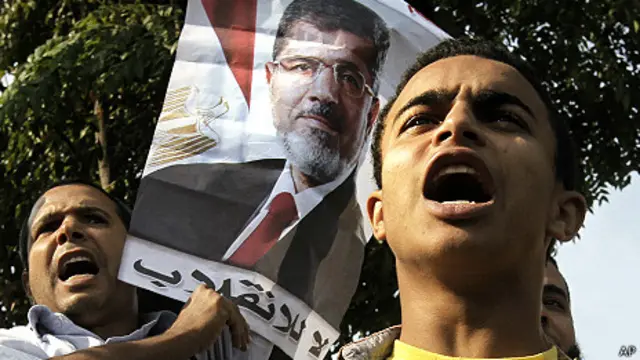 يخشى نشطاء أن يكون إقرار القانون "إعلانا لدولة بوليسية"