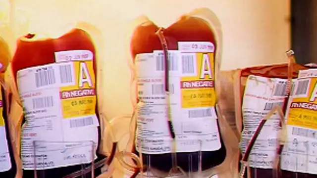 تر ټولو ډېره دود او اړینه درملنه ناروغ ته په پرلپسې توګه وینه ورکول دي