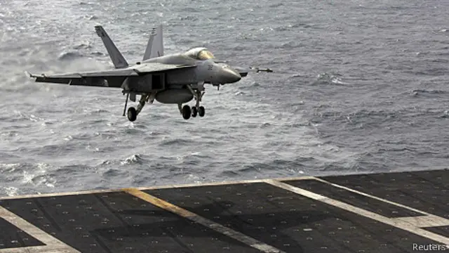 美国核动力航空母舰保持战备状态在南海游弋。