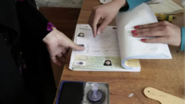 အာဖဂန် က မဲပေးပုံ ရှင်းပြနေတဲ့ မြင်ကွင်း