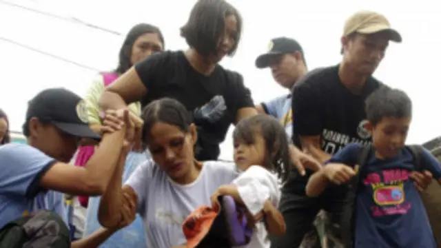 فوج کا کہنا ہے کہ وہ دور دراز علاقوں میں لوگوں کے لیے خوراک اور امداد پہنچا رہی ہے 