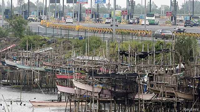 Barcos de pesca preparados para el paso del tifón Haiyan