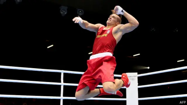 Усик танцює гопак