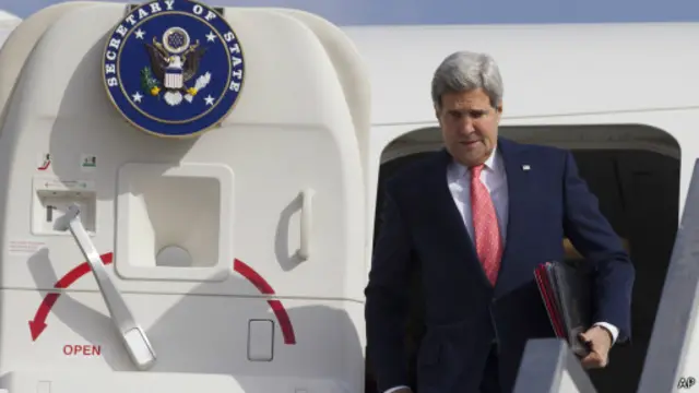 قطع كيري جولته الشرق أوسطيه ليتوجه إلى جنيف للمشاركة في المحادثات بشأن البرنامج النووي الإيراني. 