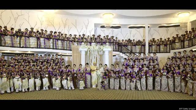 මනාලියගේ යෙහෙලියන් එකසිය විසි හය දෙනෙක්.
මනාලයාට යහළුවන් විසිපස් දෙනෙක්.
මල් කුමාරයින් විසි දෙනෙක් සමග මල් කුමාරියන් විසි තුන් දෙනෙක්.