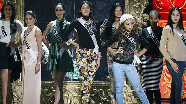 ग्रैंड फ़िनाले से पहले रिहर्सल कर रही बाएं से मिस मेक्सिको, मिस न्यूज़ीलैंड, मिस दक्षिण अफ़्रीक़ा, मिस पनामा, मिस तुर्की और अन्य प्रतियोगी. पिछली बार की विजेता मिस अमरीका ओलिविया कल्पो शनिवार को इस साल की विजेता को ताज पहनाएंगी.