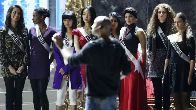 मिस यूनिवर्स 2013 की प्रतिभागी सुंदरियां रिहर्सल के दौरान फ़ाइनल टिप्स लेती हुईं. 