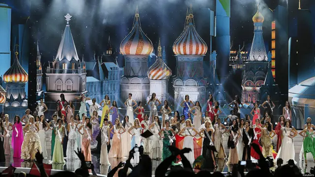 मिस यूनिवर्स प्रतियोगिता में हिस्सा ले रही सुंदरियां ग्रैंड फ़िनाले से पहले फ़ोटो शूट के लिए जमा हुईं.