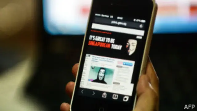 قام القراصنة بنشر صور لقناع "غاي فوكس" على موقع رئيس الوزراء سنغافورة