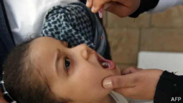 طفل يتلقى جرعة للتطعيم ضد شلل الأطفال