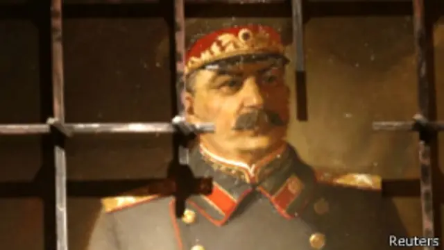 سامیزدات نامی بوده است برای کتاب‌های ممنوعه که از ۱۹۵۳ در پی مرگ استالین نشر می‌شدند