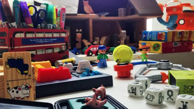 Асортимент іграшок вдома у Джоан Фурнісс