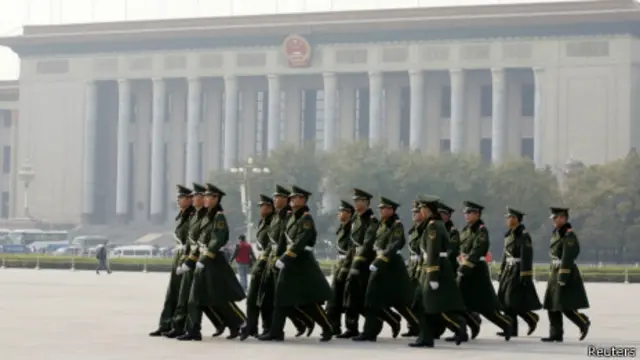 武警士兵列隊經過人民大會堂