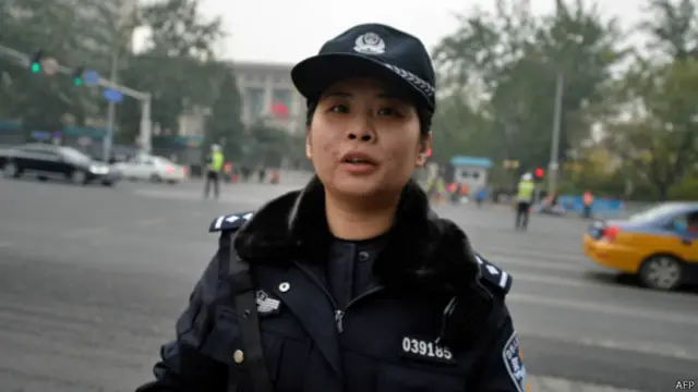 一名女警阻擋記者靠近京西賓館（9/11/2013）