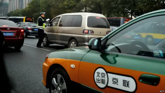 北京京西賓館附近警員檢查一輛汽車（9/11/2013）