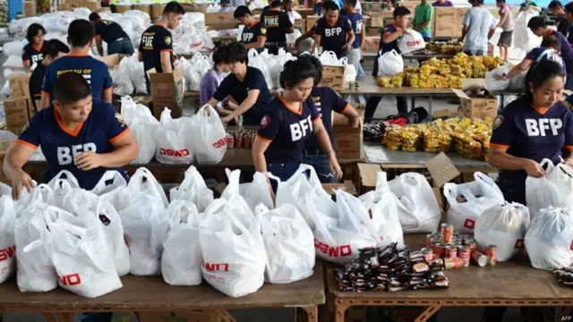 دور دراز علاقوں میں پھنسے لوگوں کے لیے خوراک اور امداد کی فراہمی کی کوششیں جاری ہیں لیکن حکام کے مطابق امدادی کارروائیوں میں شدید مشکلات درپیش ہیں۔