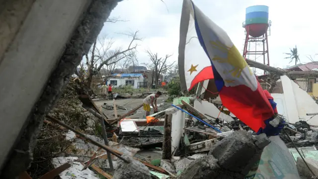 فلپائنی حکام کا کہنا ہے کہ صرف ٹیکلوبان شہر سے ہی 100 افراد کی ہلاکت کی اطلاعات ہیں۔ 