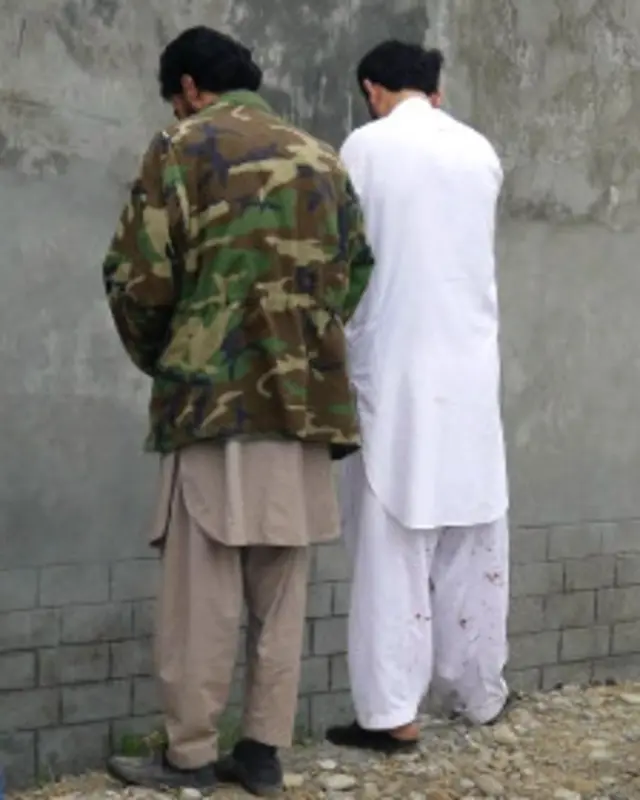 سخنگوی پلیس قندوز گفته که پسر برادر حکمتیار یک مامور پلیس را با خودرو حامل خود و یک غیرنظامی را به ضرب گلوله کشت