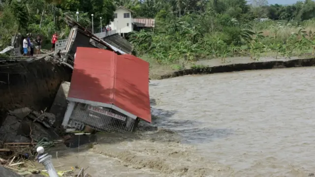 متاثرہ علاقوں میں بجلی اور مواصلات کا نظام درہم برہم ہو کر رہ گیا ہے۔