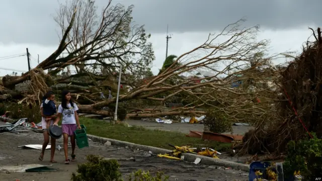 کچھ متاثرہ علاقے ابھی گزشتہ ماہ کے زلزلے کے اثرات سے سنبھل نہ پائے تھے کہ انہیں سمندری طوفان نے آ لیا۔
